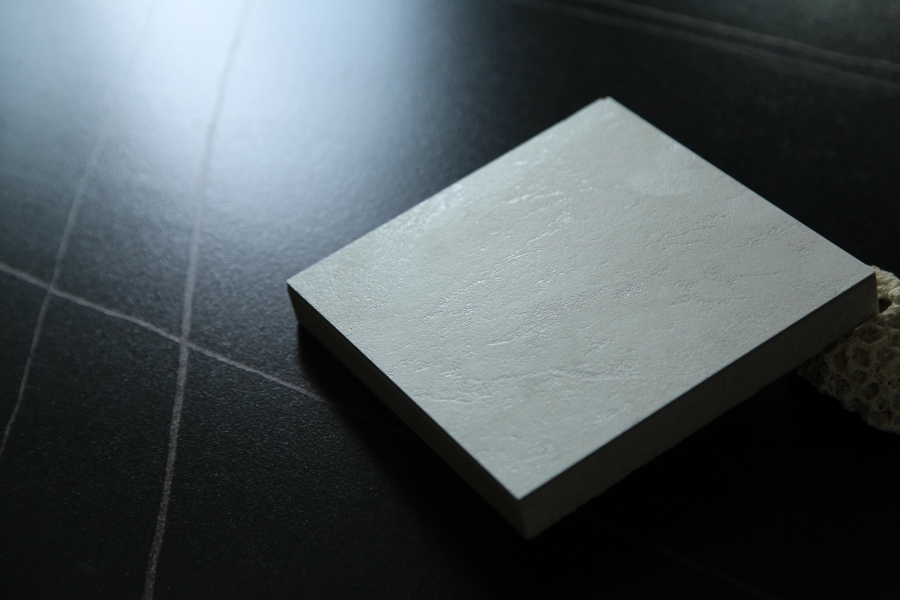 Hvordan realiserer presisjonsgravert overflate 3D-naturlige teksturer? Beata's Tile Innovation avduket